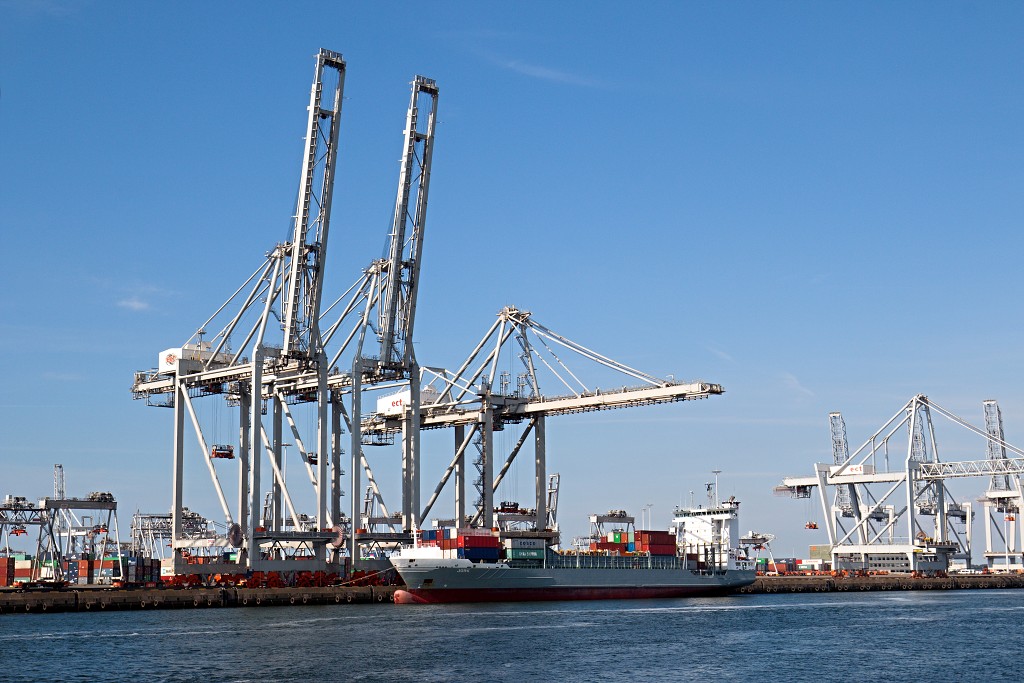 europoort maasvlakte rotterdam botlek haven scheepvaart industrie fabrieken marine transport overslag terminal portlantis ferry centrale